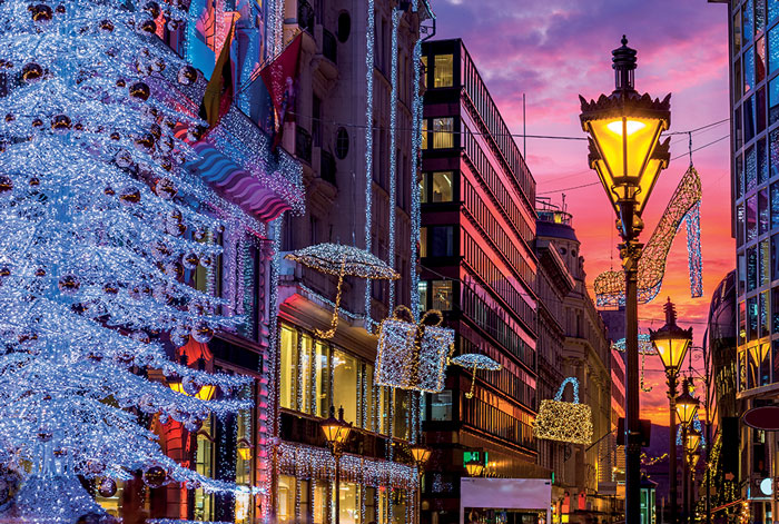 Đại lộ Grand Budapest được trang trí đèn hoa lộng lẫy mùa Giáng sinh.