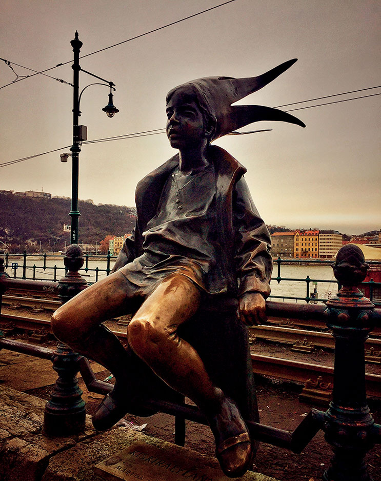 Nguyên bản bức tượng Hoàng tử bé (Little Prince) bên dòng Danube được tạo bởi Laszló Marton.