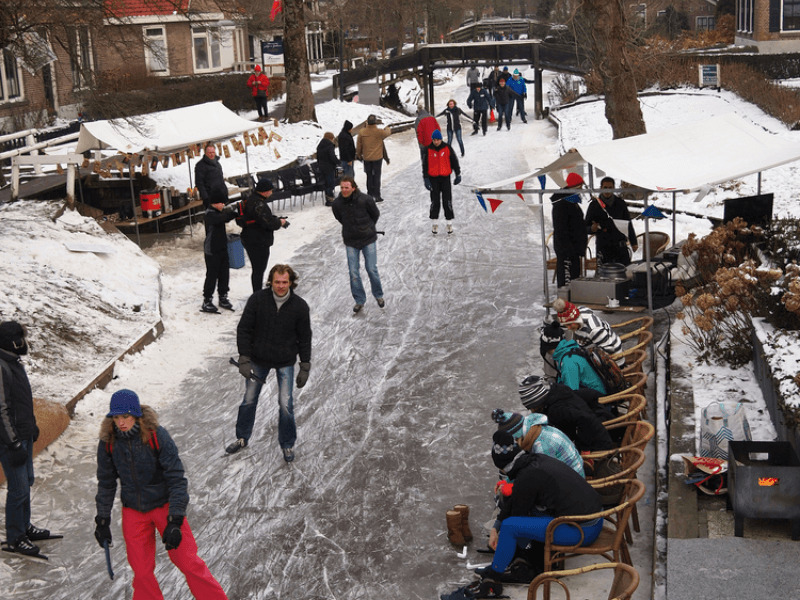Khi đông đến, những con đường băng tráng lệ sẽ hiện ra, người dân hưng phấn tham gia các hoạt động trượt băng