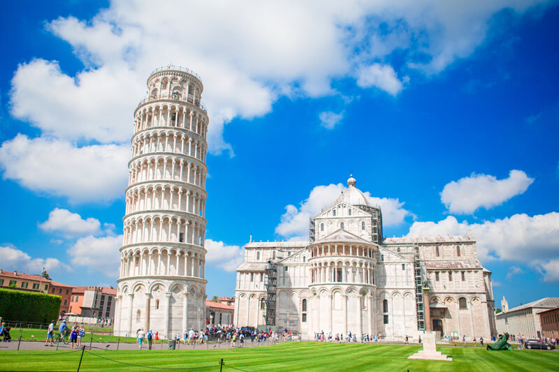 Với kiến trúc vô cùng lộng lẫy và đẹp mắt, nhưng tháp nghiêng Pisa được cả thế giới biết đến chỉ vì độ nghiêng của nó
