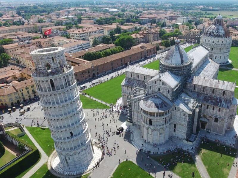 Tháp nghiêng Pisa thực chất không hề bị nghiêng ngay từ đầu, mà bị ảnh hưởng bởi các yếu tố khác mà trở nên này càng nghiêng