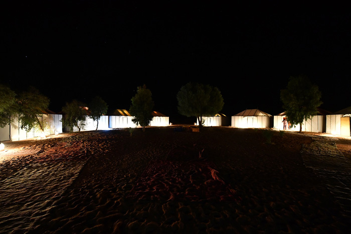 Những căn lều dựng lên giữa sa mạc phục vụ du khách