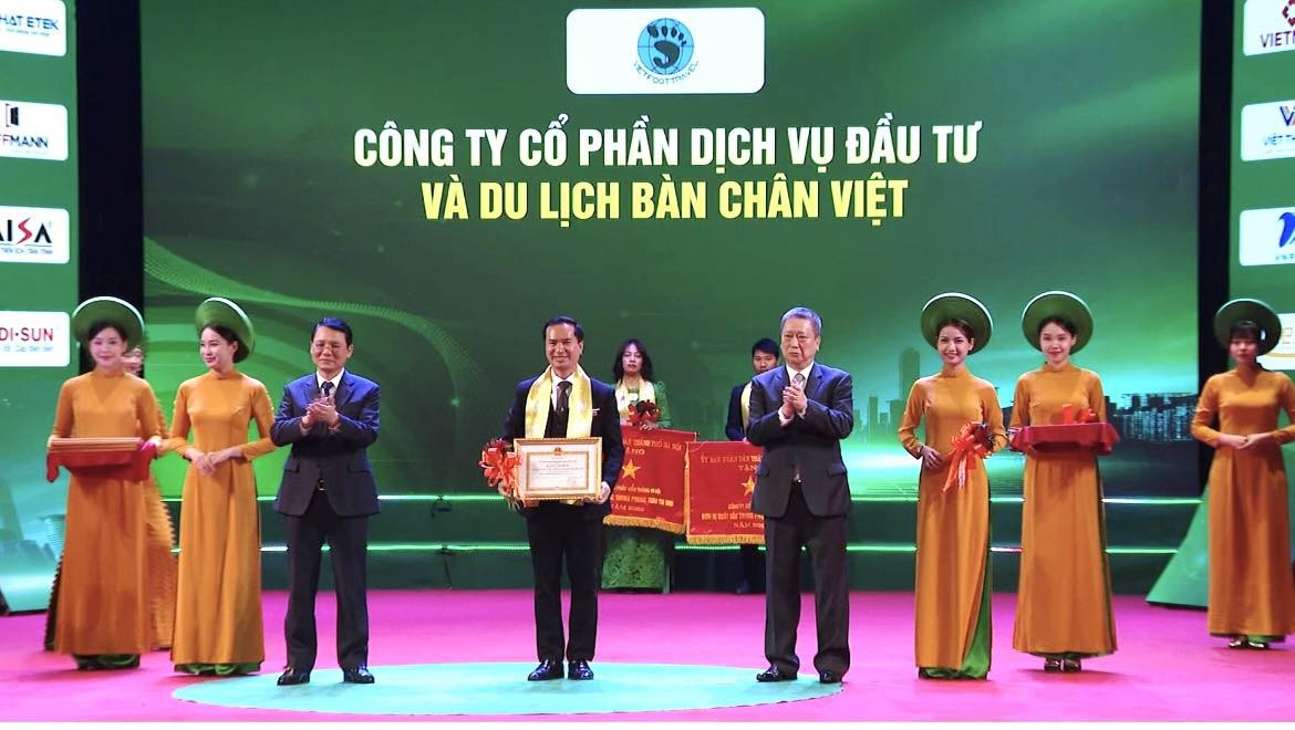 VIETFOOT TRAVEL TỎA SÁNG TẠI LỄ TÔN VINH DOANH NHÂN - DOANH NGHIỆP THĂNG LONG 2024