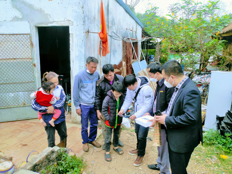 Nguyễn Văn Hùng - Phó giám đốc Vietfoot Travel trao tặng phần quà cho các em