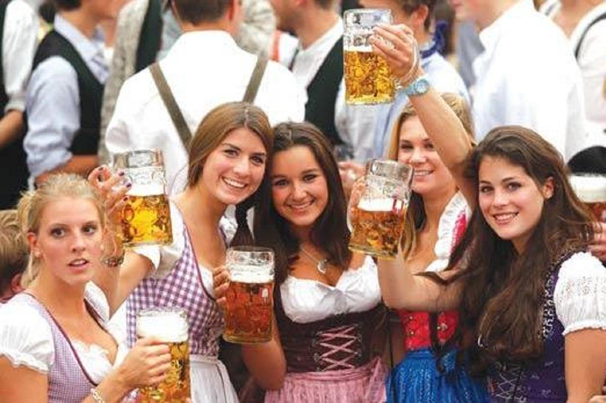 Trang phục truyền thống đặc trưng của lễ hội bia Oktoberfest
