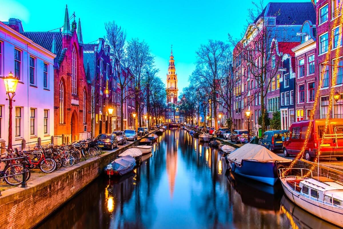 Những ngôi nhà san sát nhau mang màu sắc cổ điển dọc theo hai bờ kênh Amsterdam