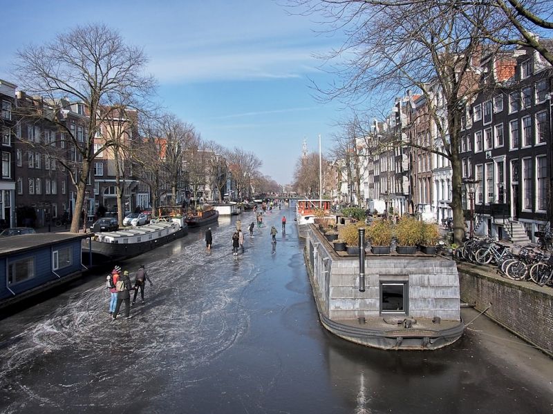 Vào giữa tháng 11 trượt băng trở thành môn thể thao phổ biến bởi tất cả các con kênh ở Amsterdam đều bị đóng băng và trở thành sân trượt