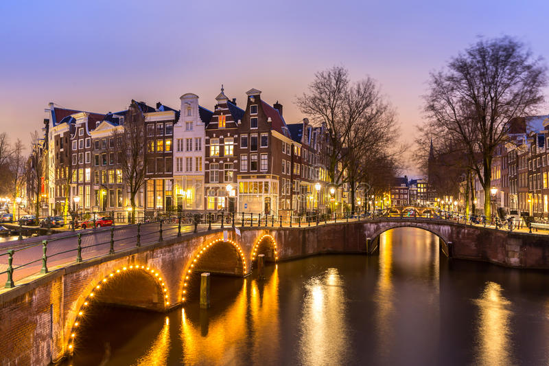 Bất kể ngày hay đêm, Amsterdam vẫn đẹp theo cách riêng của mình