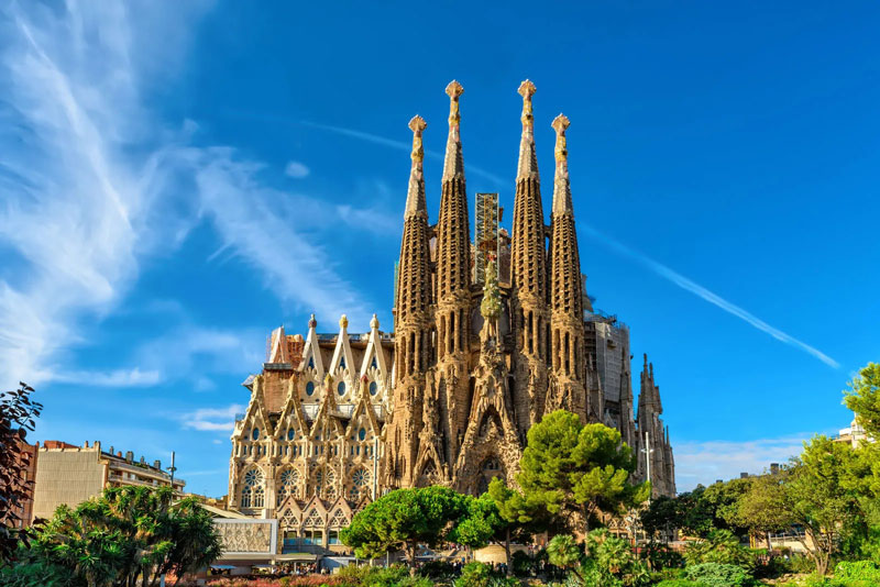 Kiến trúc ấn tượng và độ dài khó tin về thời gian xây dựng đã tạo nên điểm nhấn cho nhà thờ Sagrada Família