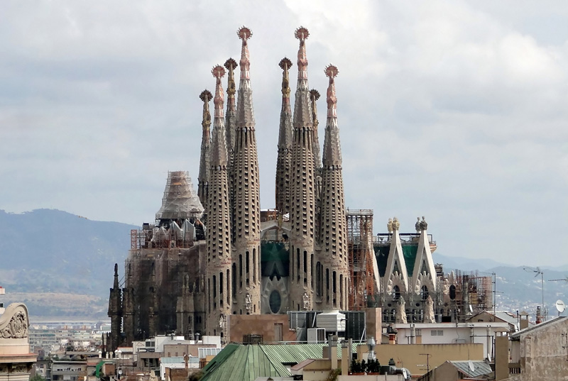 Thánh đường Sagrada Familia cầu kỳ nhất thế giới hơn 130 năm chưa hoàn thiện.