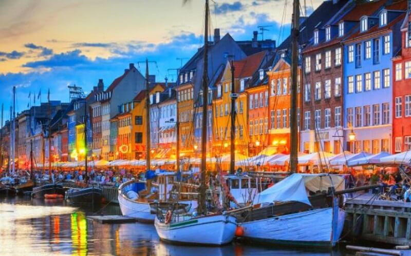 Thủ đô Copenhagen nằm ở bờ biển phía Đông Đan Mạch