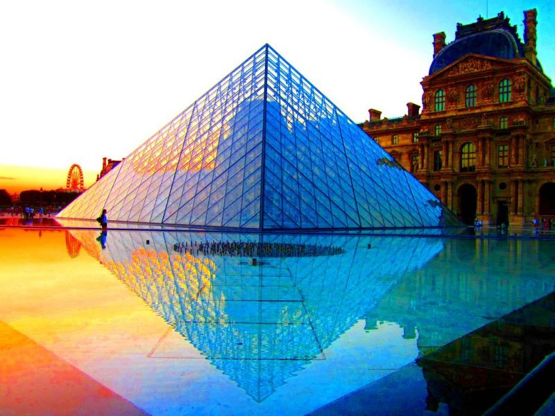 Vẻ đẹp phản chiếu của bảo tàng được thiết kế theo hình dáng của Kim tự tháp nằm giữa sân Napoleon