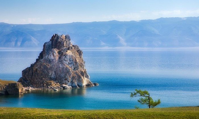 Hồ Baikal (nằm ở phía Nam Siberia, thuộc lãnh thổ Nga) là hồ nước ngọt lâu đời và sâu nhất thế giới.
