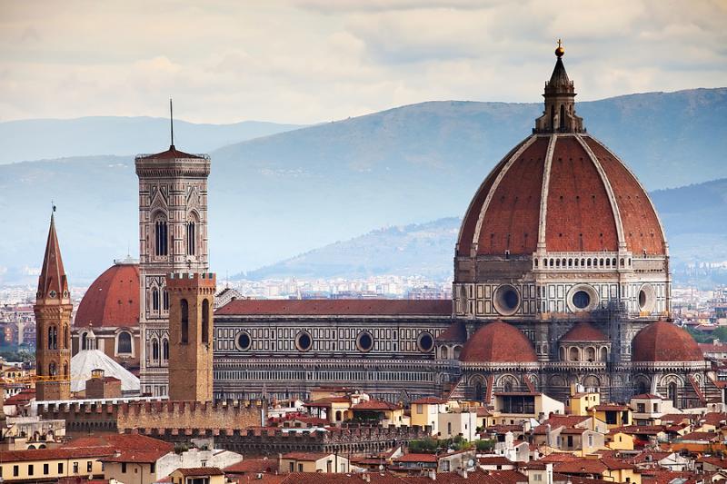 Nhà thờ Duomo of Florence là 1 trong 4 nhà thờ lớn nhất thế giới nổi bật với những phiến đá màu hồng