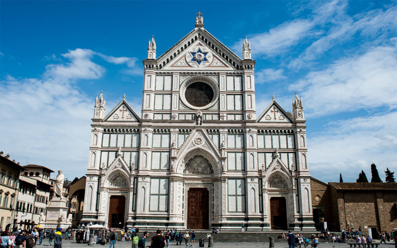 Santa Croce là nhà thờ lớn nhất thế giới của dòng Franciscan với tông màu trắng ngần