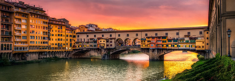  Ponte Vecchio là cây cầu cổ nhất ở Florence và có kiểu kiến trúc độc đáo nhất thế giới