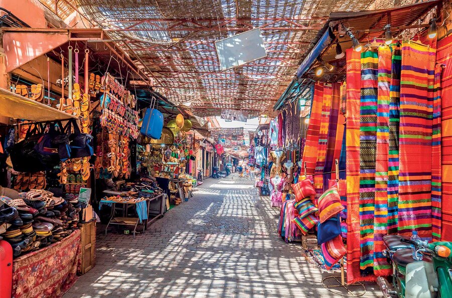 Hàng hóa tại quảng trường kiêm khu chợ lừng danh Jemaa el Fnaa ở Marrakesh.