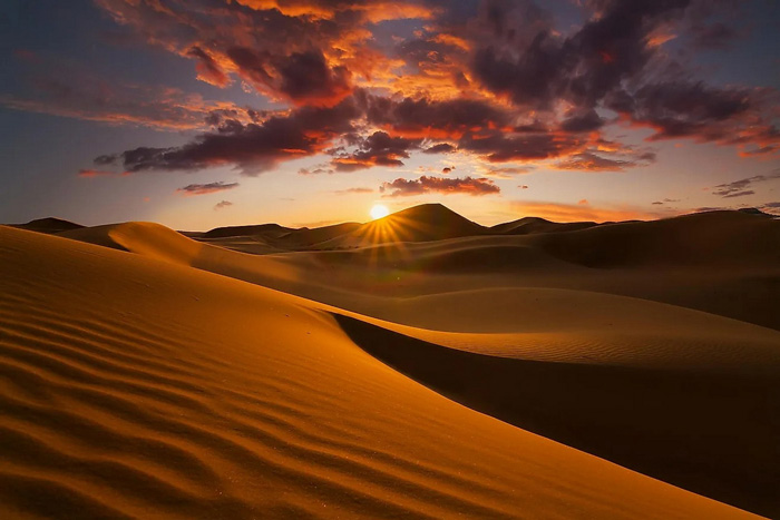 Bức tranh thiên nhiên tuyệt đẹp khi mặt trời lặn trên sa mạc