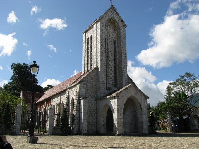 Nhà thờ đá cổ Sapa